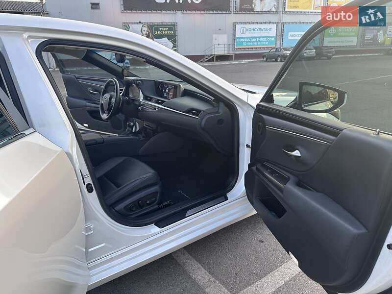 Седан Lexus ES 2020 в Павлограді