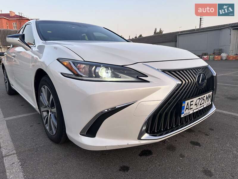 Седан Lexus ES 2020 в Павлограді