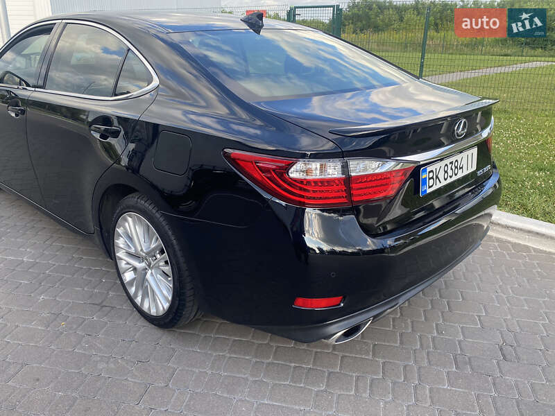Седан Lexus ES 2015 в Рівному
