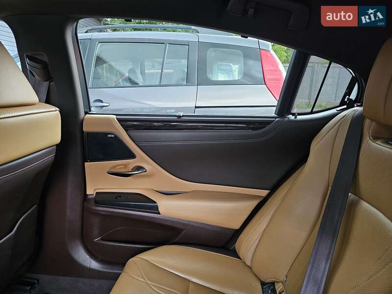 Седан Lexus ES 2018 в Ровно