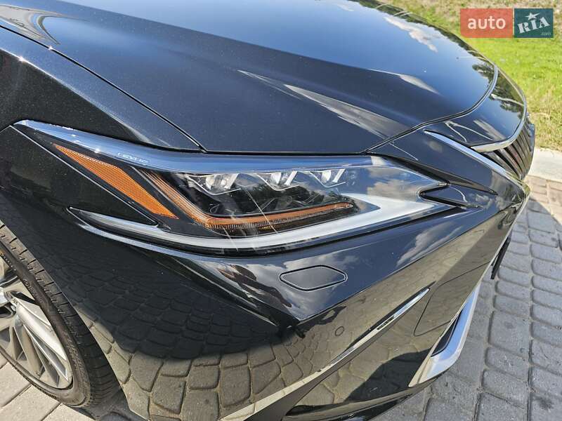 Седан Lexus ES 2018 в Ровно