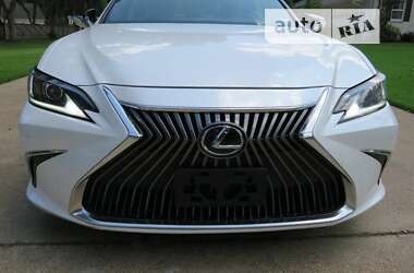 Седан Lexus ES 2019 в Львове