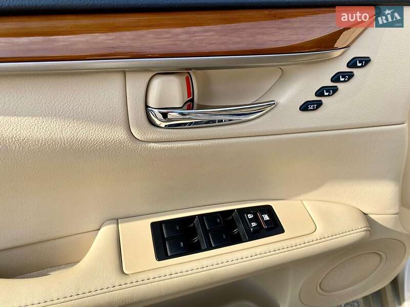 Седан Lexus ES 2013 в Черкассах