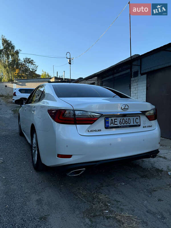 Седан Lexus ES 2016 в 
