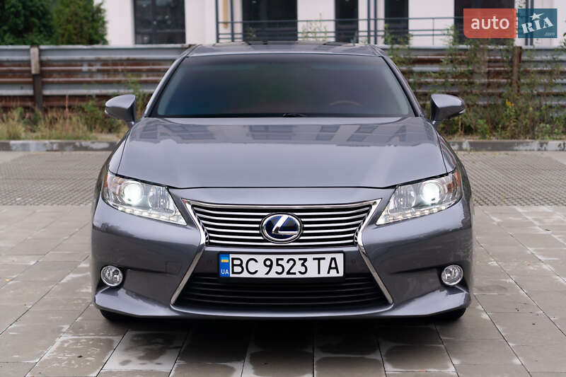 Седан Lexus ES 2012 в Самборі