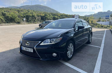 Седан Lexus ES 2014 в Самборі