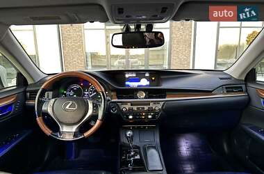 Седан Lexus ES 2015 в Тернополе