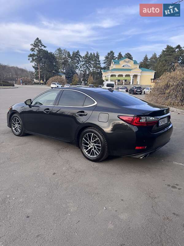 Седан Lexus ES 2015 в Умани
