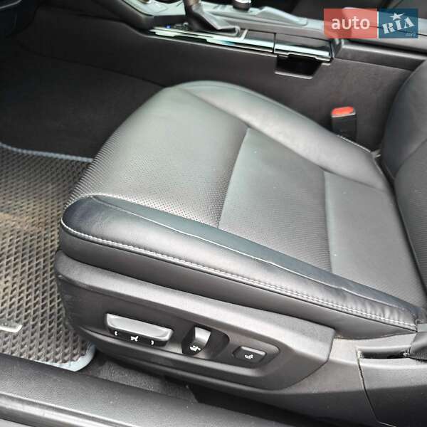 Седан Lexus ES 2018 в Вінниці