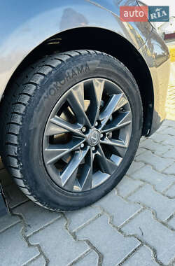 Седан Lexus ES 2013 в Чернівцях