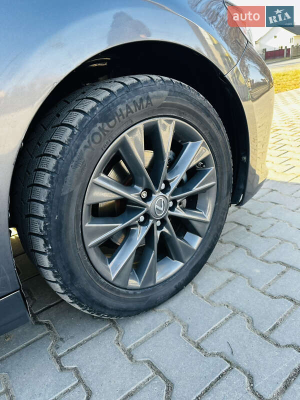 Седан Lexus ES 2013 в Чернівцях