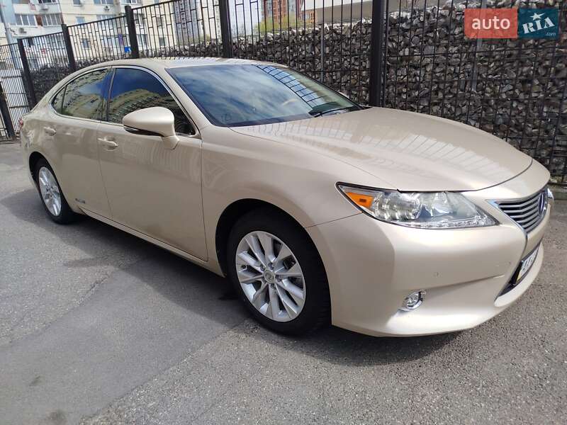Седан Lexus ES 2015 в Киеве