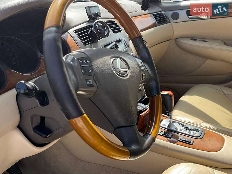 Седан Lexus ES 2004 в Львове