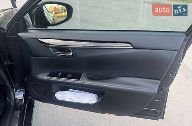 Седан Lexus ES 2018 в 