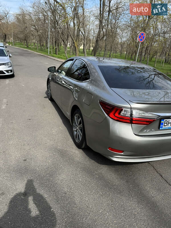 Седан Lexus ES 2016 в Одесі