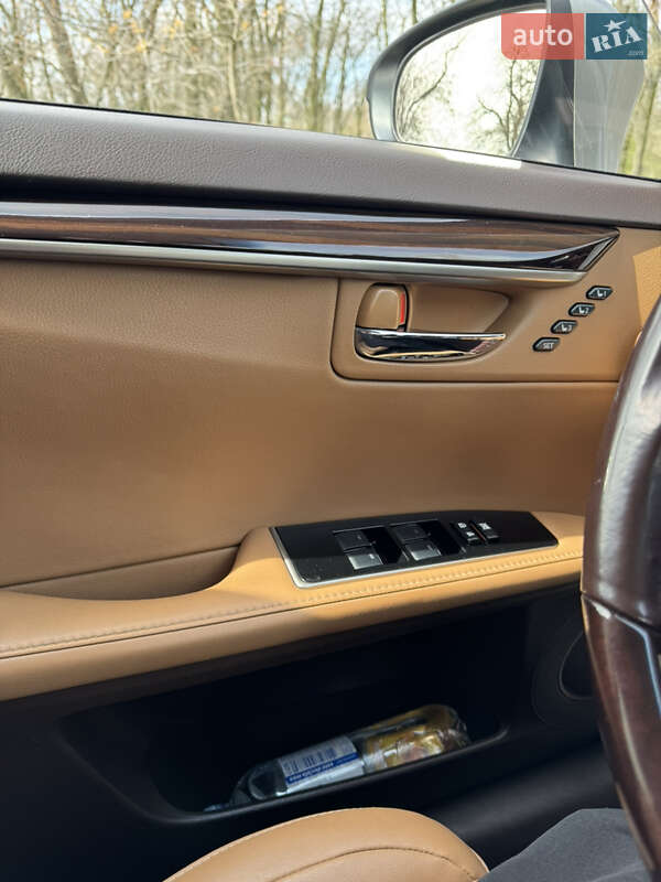 Седан Lexus ES 2016 в Одесі