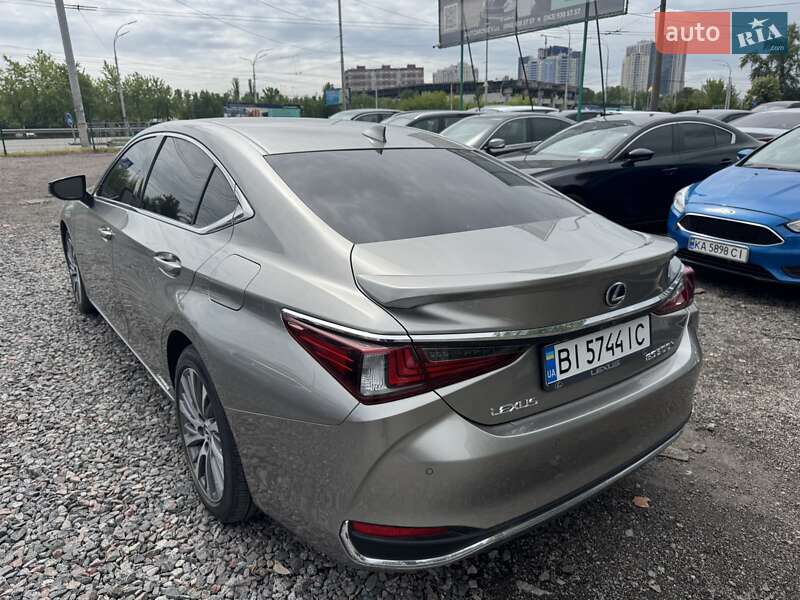 Седан Lexus ES 2019 в Киеве