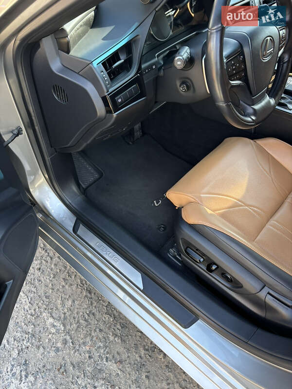Седан Lexus ES 2022 в Кременчуці