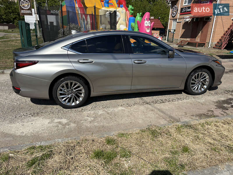 Седан Lexus ES 2022 в Кременчуці