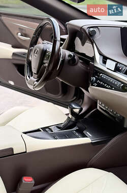 Седан Lexus ES 2018 в 