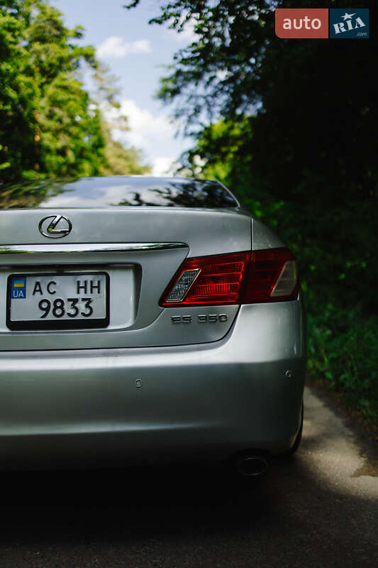 Седан Lexus ES 2008 в Жовкві