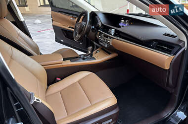 Седан Lexus ES 2018 в 