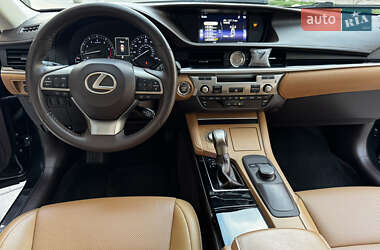 Седан Lexus ES 2018 в 