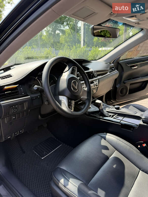 Седан Lexus ES 2017 в Киеве