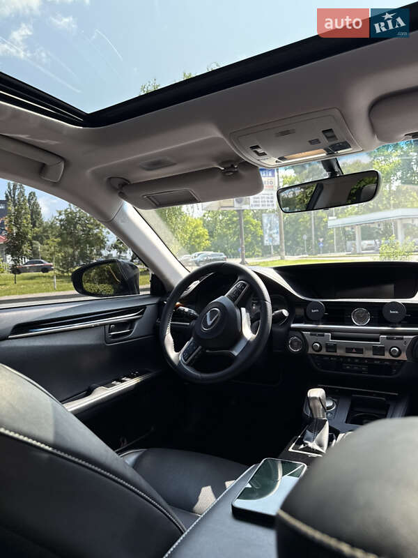 Седан Lexus ES 2017 в Киеве