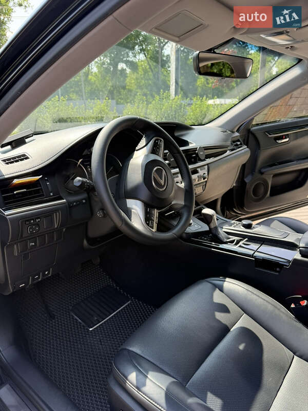 Седан Lexus ES 2017 в Киеве