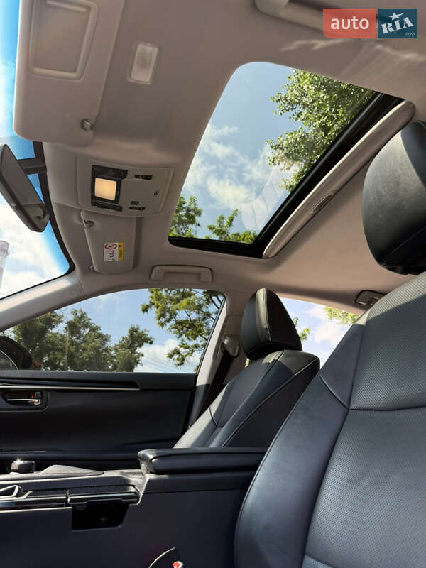 Седан Lexus ES 2017 в Киеве