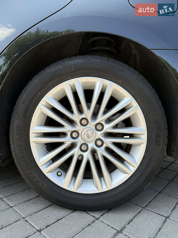 Седан Lexus ES 2017 в Киеве