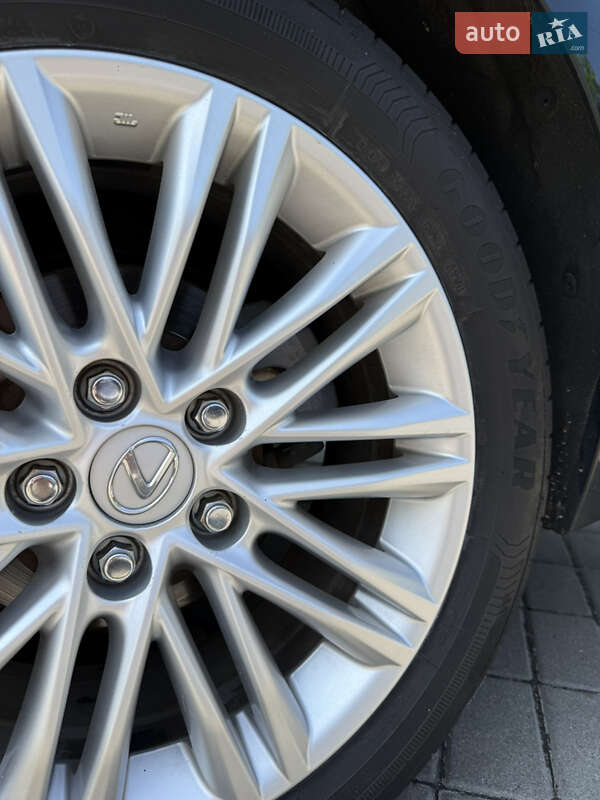 Седан Lexus ES 2017 в Киеве