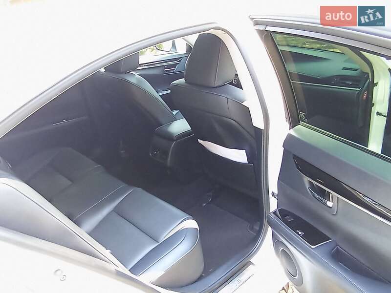 Седан Lexus ES 2017 в Киеве