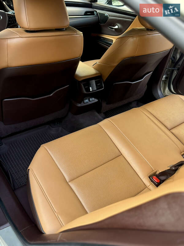Седан Lexus ES 2021 в Киеве