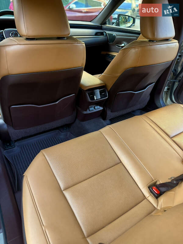 Седан Lexus ES 2021 в Киеве