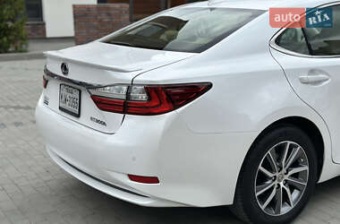 Седан Lexus ES 2018 в 