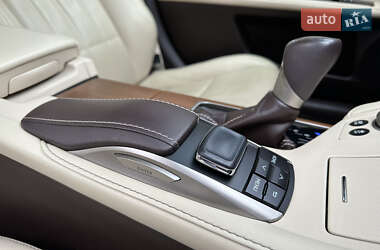 Седан Lexus ES 2018 в 