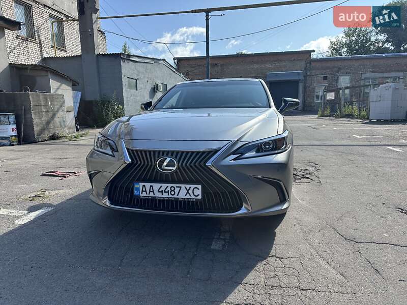 Lexus ES 2019