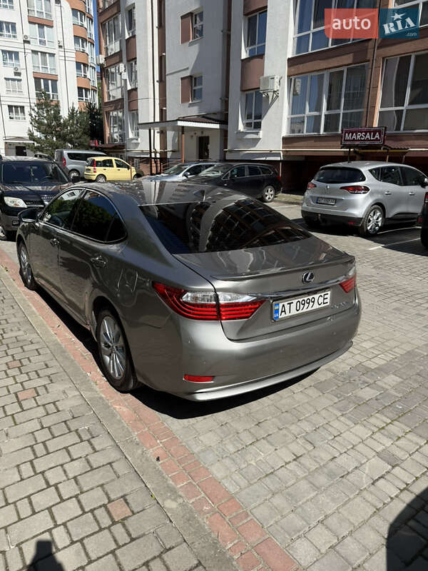 Седан Lexus ES 2015 в Ивано-Франковске