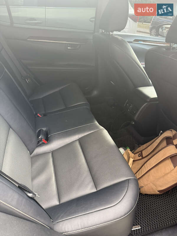 Седан Lexus ES 2015 в Ивано-Франковске