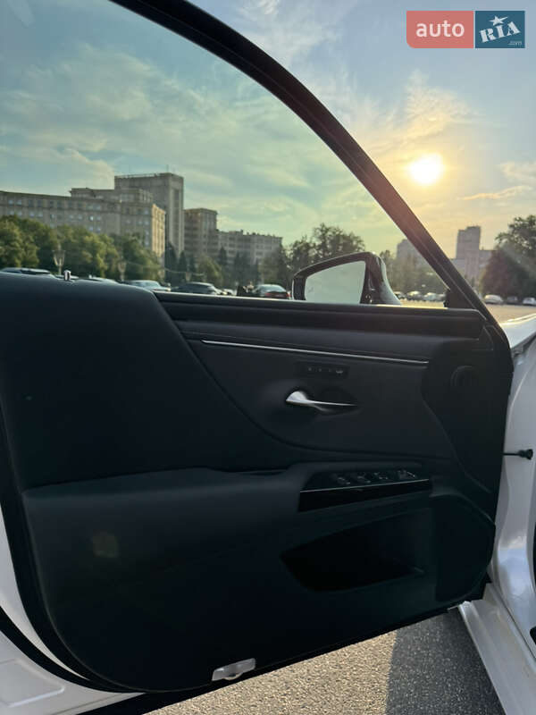 Седан Lexus ES 2023 в Харькове
