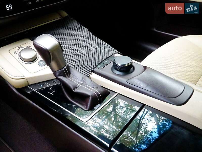 Седан Lexus ES 2018 в Киеве