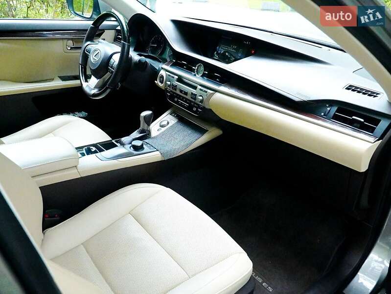 Седан Lexus ES 2018 в Киеве