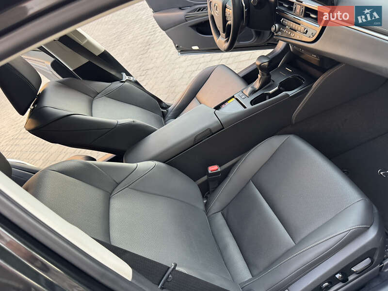 Седан Lexus ES 2023 в Одесі