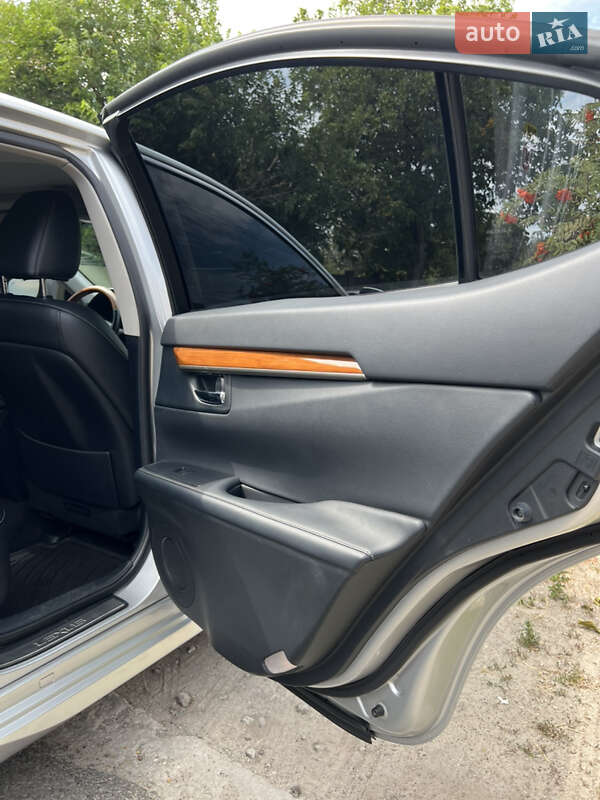 Седан Lexus ES 2013 в Кам'янському