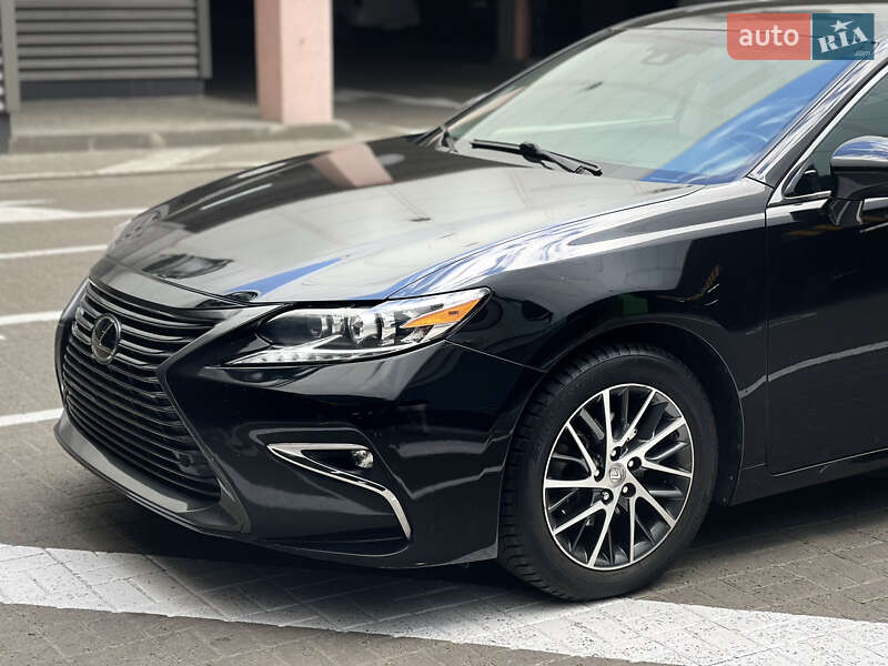 Седан Lexus ES 2016 в Киеве