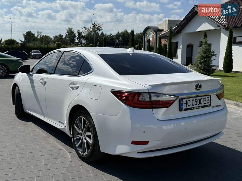 Седан Lexus ES 2016 в Львові