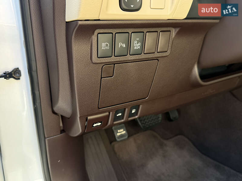 Седан Lexus ES 2016 в Львові