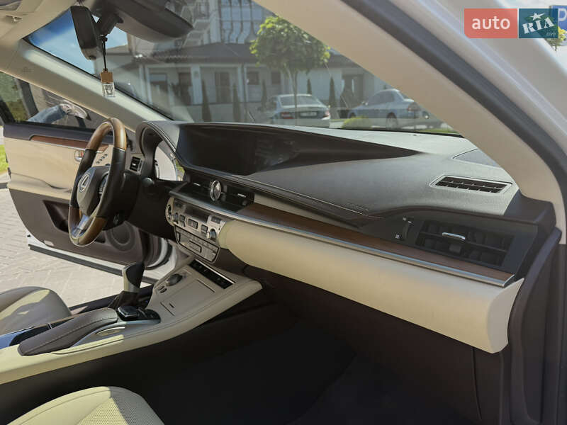 Седан Lexus ES 2016 в Львові